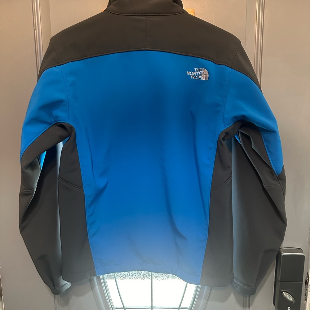 Northface Men’s Small Softshell Jacket - image 3